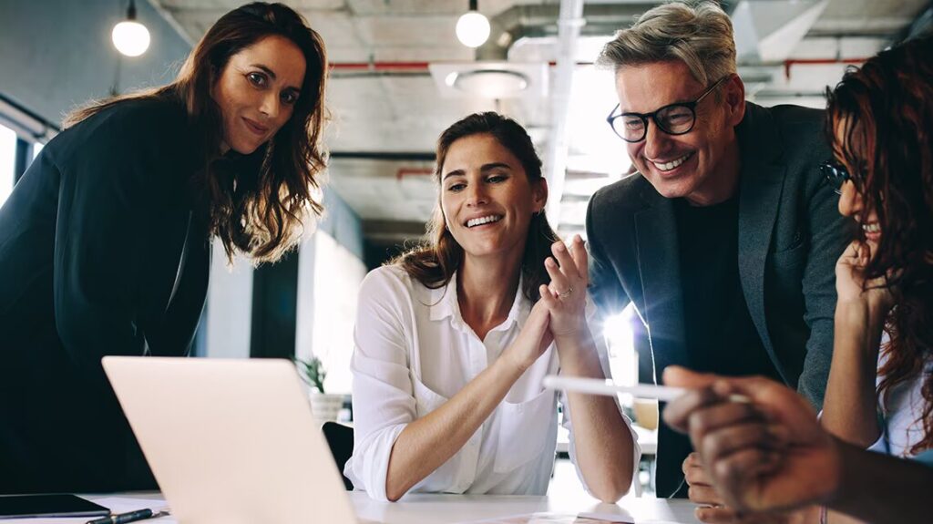 ¿Cuáles son los beneficios de emprender un negocio?