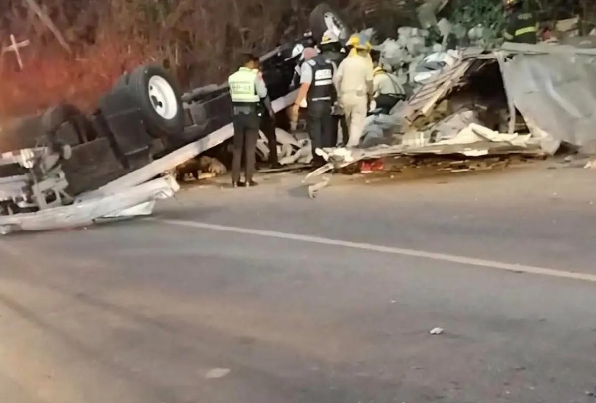 Fatal volcadura de tráiler cierra la carretera federal 200 en Bahía de Banderas
