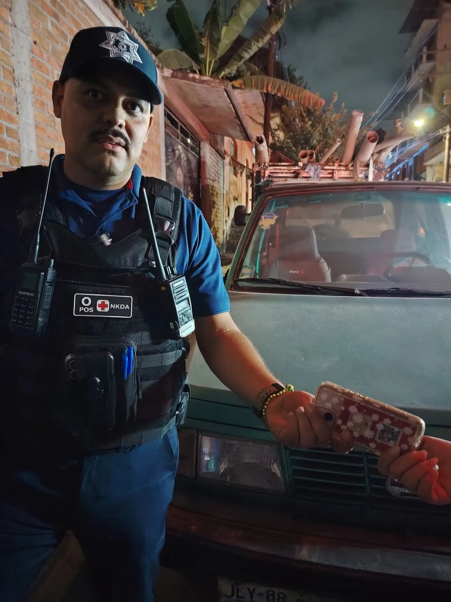 Oficial recupera celular de una joven en operativo vial